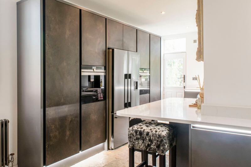 At the heart of this kitchen is a stunning wall larder finished in ceramic anthracite 