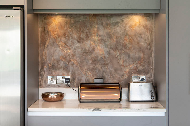 This metallic splashback adds a touch of glamour and sophistication to this kitchen